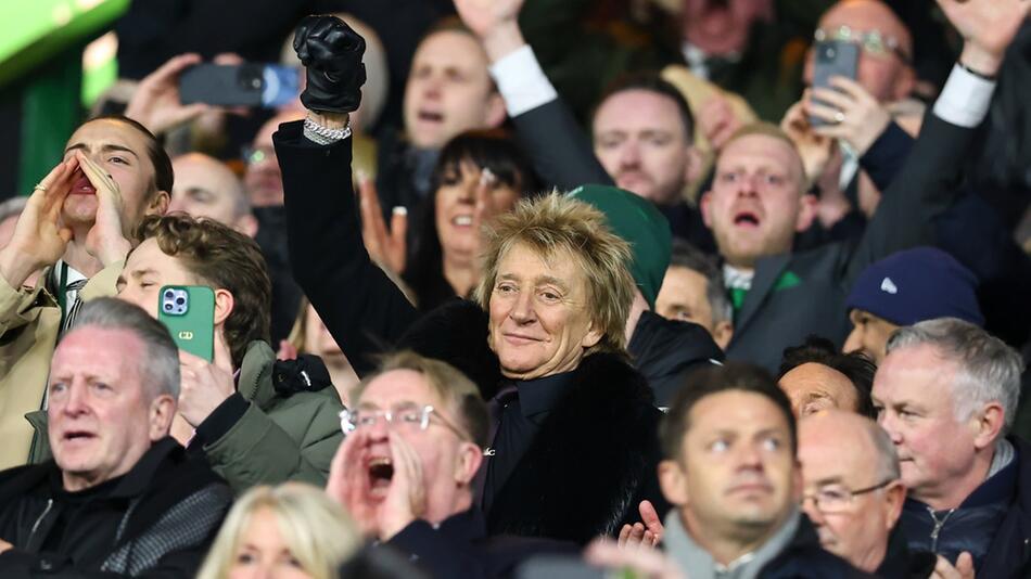 Rod Stewart unter den Fussballfans im Celtic Park.