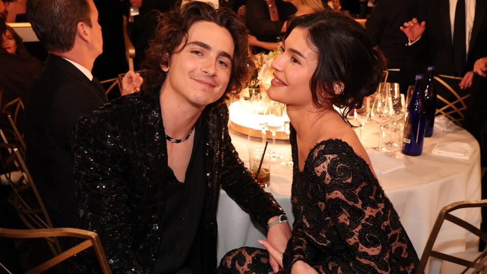 Timothée Chalamet und Kylie Jenner halten Händchen bei einer Veranstaltung.