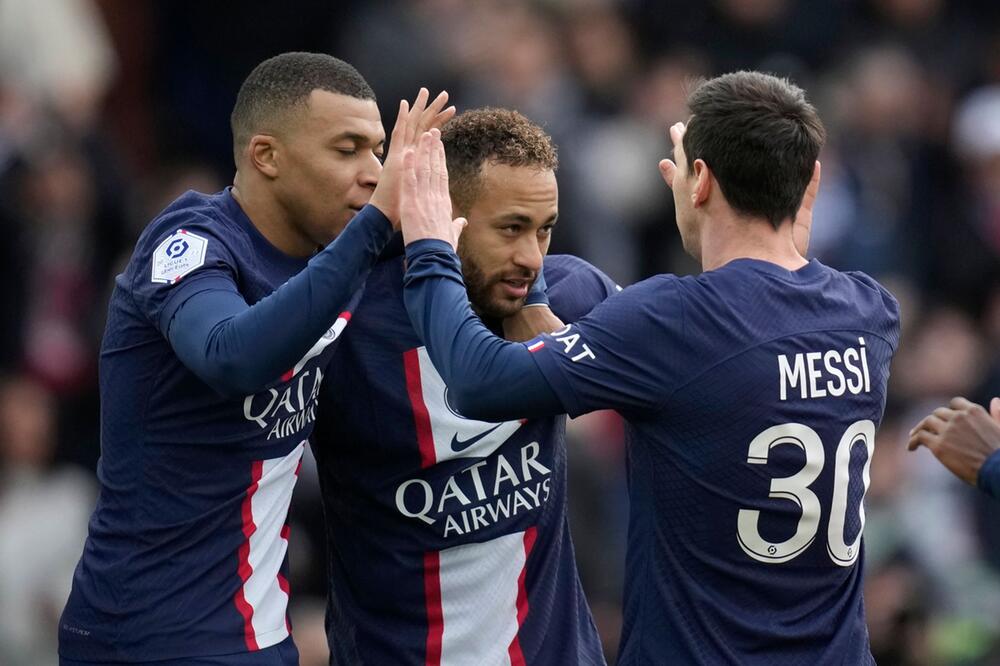 Kylian Mbappé (l), Neymar (m) und Lionel Messi
