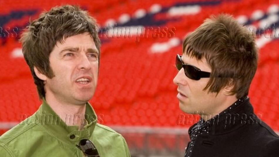 Noel (l.) und Liam Gallagher stehen nach 16 Jahren wieder zusammen auf der Bühne. Der Auftakt ...
