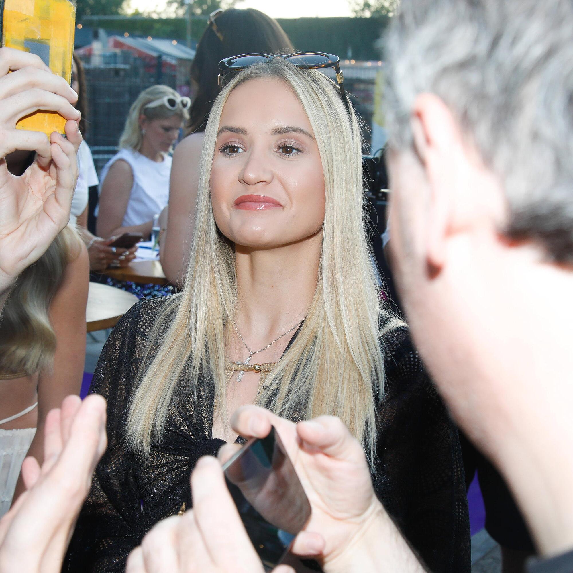 Reyrri Hot Undoubtedly the Female - Depicted in Arousing Pose