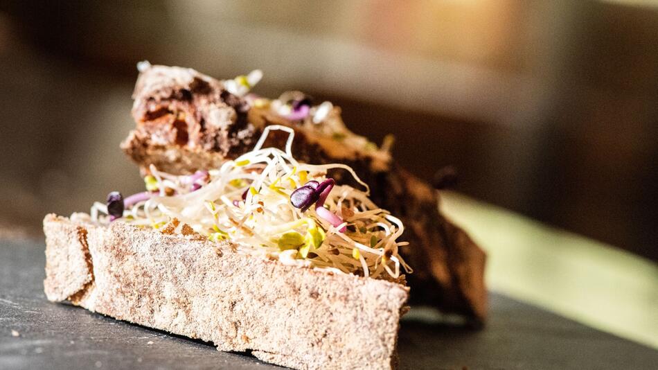 Sprossen als Topping auf einem Brot