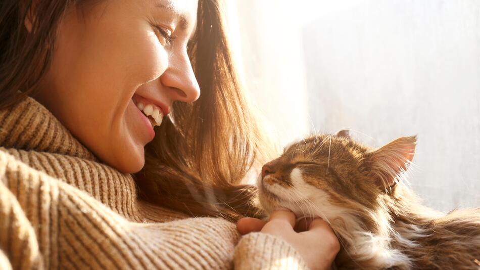 Frau mit Katze