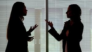 Zwei Frauen gestikulieren im Büro