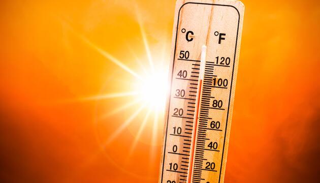 Fotokollage eines Thermometers in der Sommerhitze