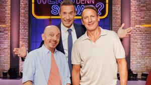 Moderator Kai Pflaume (M.) mit seinen "Wer weiss denn sowas?"-Teamkapitänen Bernhard Hoëcker (l.) ...