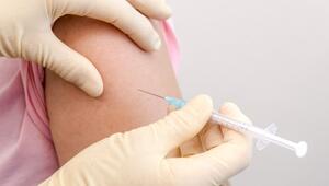 Eine Frau wird in den Oberarm geimpft