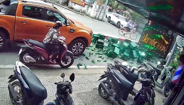 Bier pflastert die Strasse: Lkw-Fahrer vergisst Verriegelung und hat den Salat