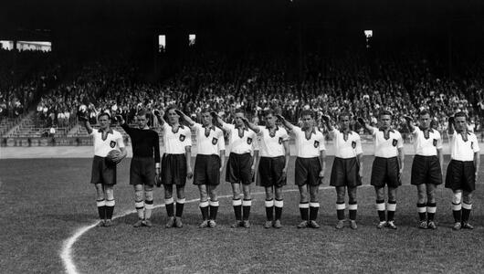 Deutschlands Spieler zeigen den Hitlergruss