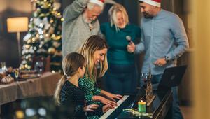 Familie musiziert an Weihnachten