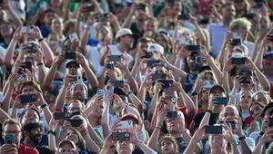 Fussballfans mit Smartphones
