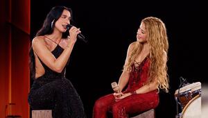 Dua Lipa (li.) performte mit Shakira in Madrid.