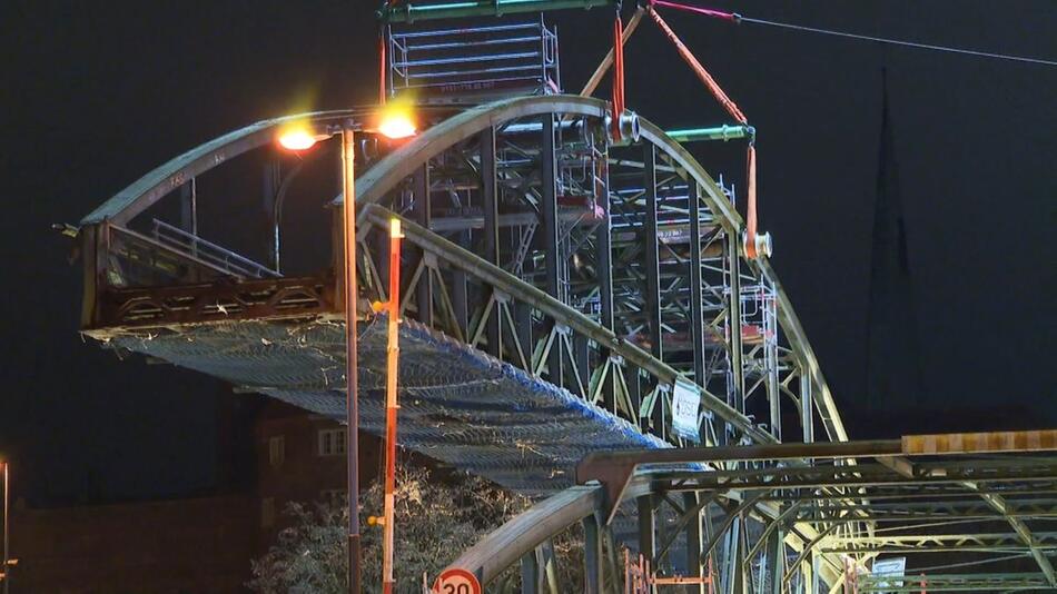 50 Minuten und weg: Lübecker Brücke in Rekordzeit demontiert