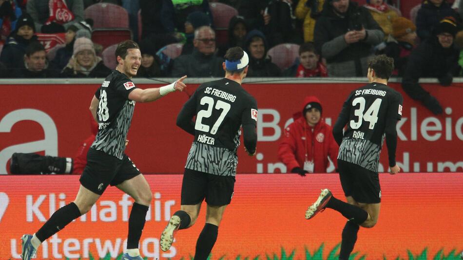 Gregoritsch jubelt über das 1:0 für Freiburg.