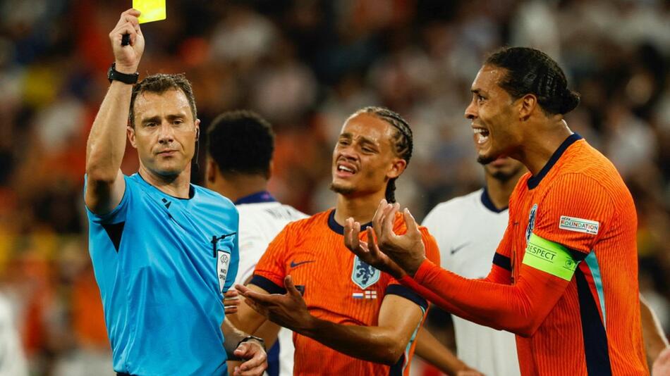 Felix Zwayer verwarnt Virgil van Dijk im EM-Halbfinale gegen England