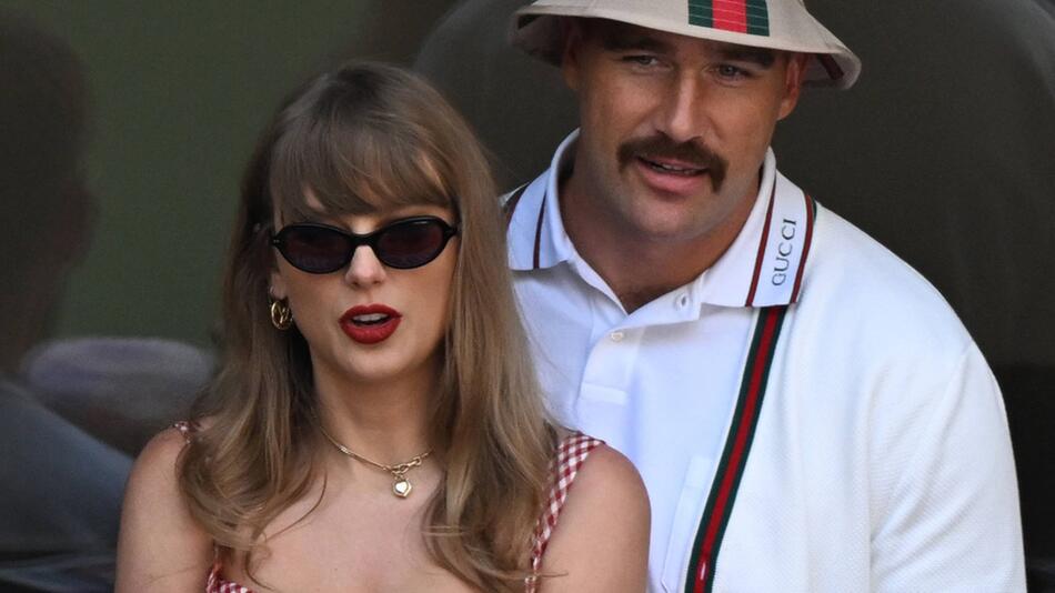 Hut, Sonnenbrille und privates Glück: Taylor Swift und Travis Kelce bei den diesjährigen US Open.