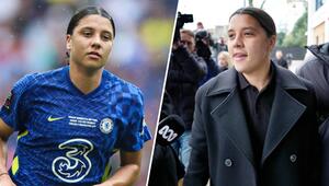 Chelsea-Stürmerin Sam Kerr auf dem Fussballfeld (links) und vor Gericht (rechts)