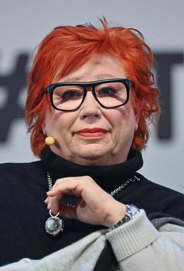 Barbara Salesch mit schwarzer Brille und einem Rollkragenpullover
