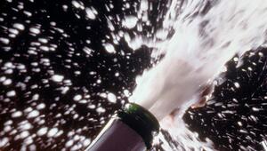 Sekt spritzt aus einer Flasche