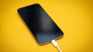 Ein iPhone mit schwarzem Bildschirm an einem USB-C-Kabel