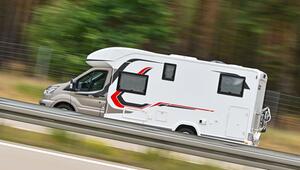 Ein Wohnmobil ist auf der Autobahn 13 unterwegs