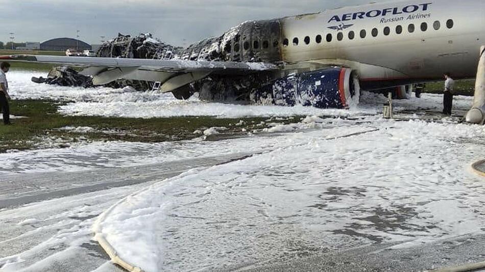 Russisches Flugzeug fängt Feuer