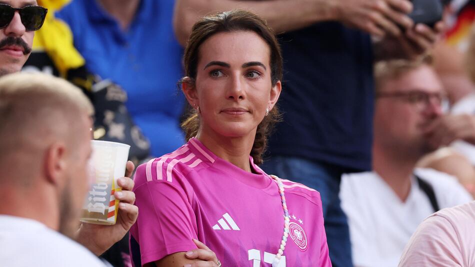 Lisa Müller schaut im Stadion bei der deutschen Nationalmannschaft zu.