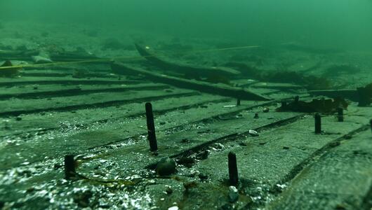Aufnahme der hölzernen Planken der "Svælget 2" auf dem Meeresgrund
