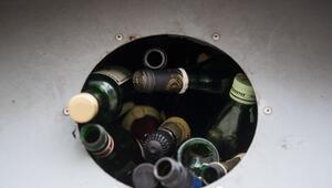 Altglas liegt in einem vollen Container