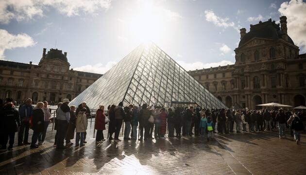 Razzia nach Millionenbetrug mit falschen Tickets im Louvre