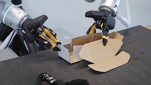 Unerschütterliche Maschine: Roboter faltet Paketkarton unbeirrt zusammen