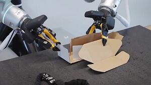 Unerschütterliche Maschine: Roboter faltet Paketkarton unbeirrt zusammen