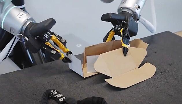 Unerschütterliche Maschine: Roboter faltet Paketkarton unbeirrt zusammen