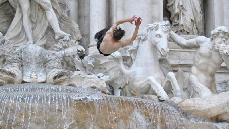 Mann springt in den Trevi-Brunnen