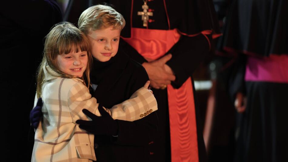 Gabriella und Jacques von Monaco bestaunen Arm in Arm das brennende Boot.