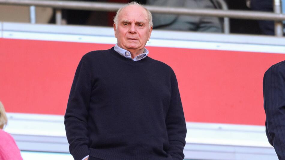 Uli Hoeness blickt in der Alianz Arena aufs Spielgeschehen