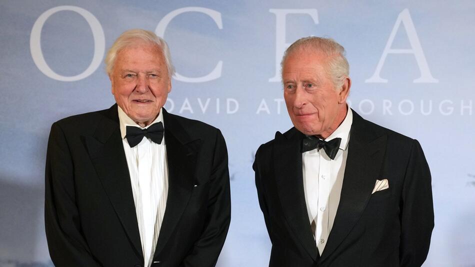 Sir David Attenborough und König Charles III. (r.) bei der Premiere der Doku "Ocean with David ...