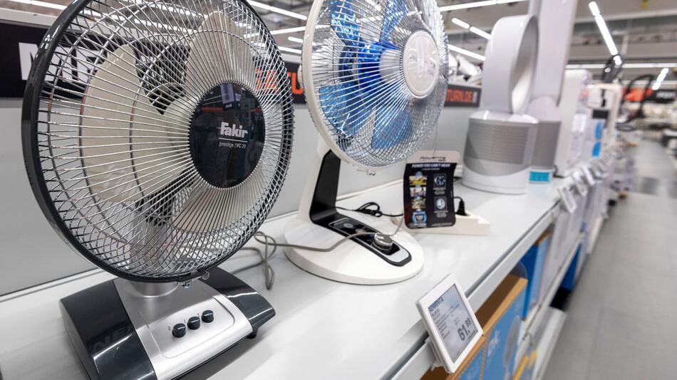 Ventilatoren stehen in einem Elektromarkt