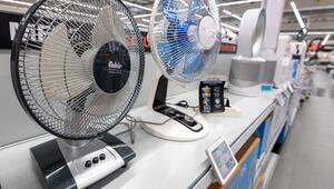 Ventilatoren stehen in einem Elektromarkt