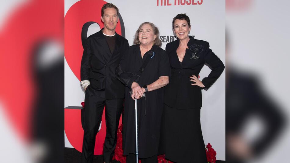 Benedict Cumberbatch und Olivia Colman nahmen Kathleen Turner bei der Premiere des Kinofilms ...