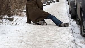 Eine Frau stürzt auf einem vereisten Gehweg