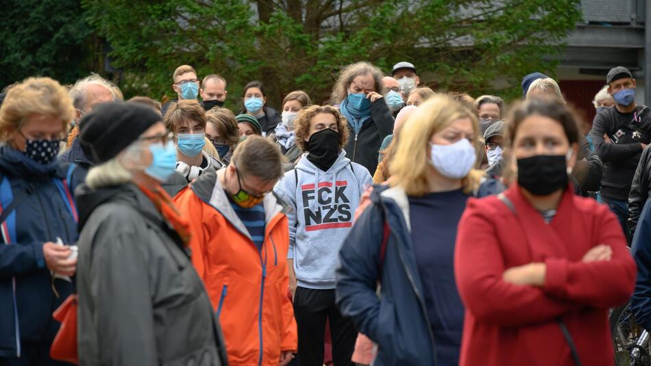 Nach der Attacke vor Hamburger Synagoge - Mahnwache