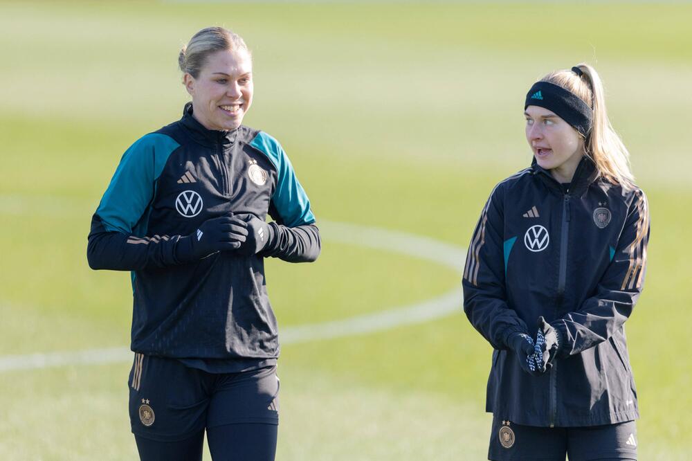 Rebecca Knaak (links) und Janina Minge (rechts) beim DFB-Training im Februar 2025.