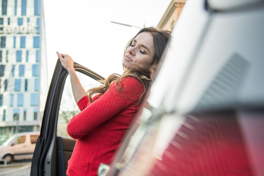 Frau macht während einer Autofahrt eine Pause