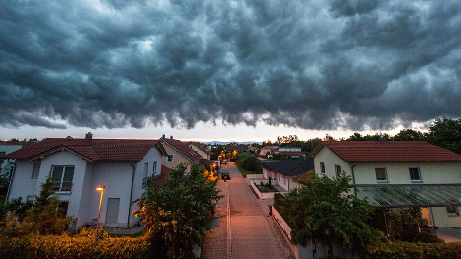 Ein Unwetter zieht über ein Wohngebiet