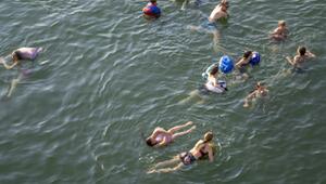 Menschen schwimmen im Rhein bei Basel