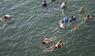 Menschen schwimmen im Rhein bei Basel