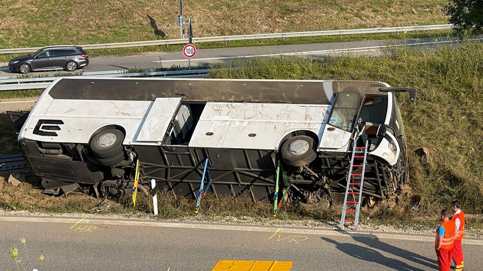 Reisebus in Niederbayern umgekippt