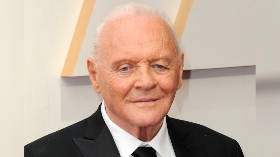 Anthony Hopkins nimmt das neue Skims-Produkt mit Humor.