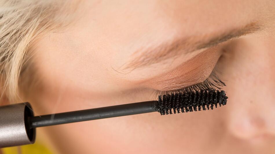 Eine Frau trägt Mascara auf
